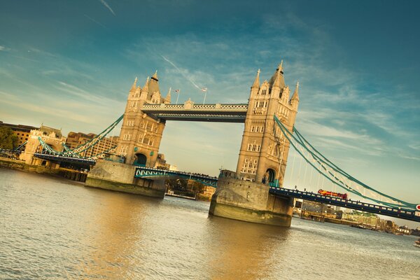 Tower Bridge Tamizy w Londynie