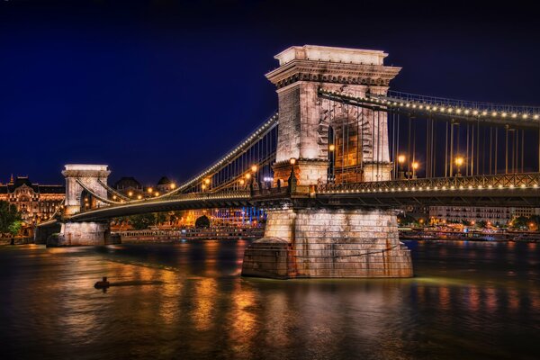 Das Licht der Laternen in der Nacht von Budapest auf der Kettenbrücke