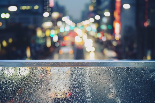 Gouttes sur le verre, sur le fond de la ville