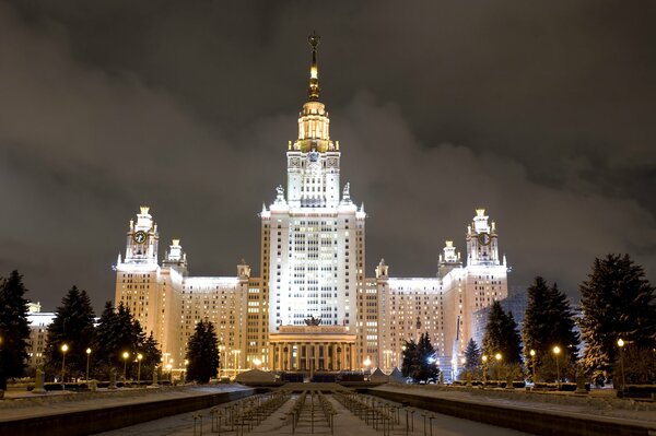 Москва. Университет зимней ночью