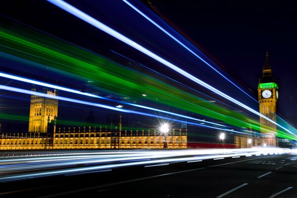 Nocny Big Ben w Londynie oświetla ulicę