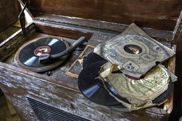 Vintage gramophone and old plates