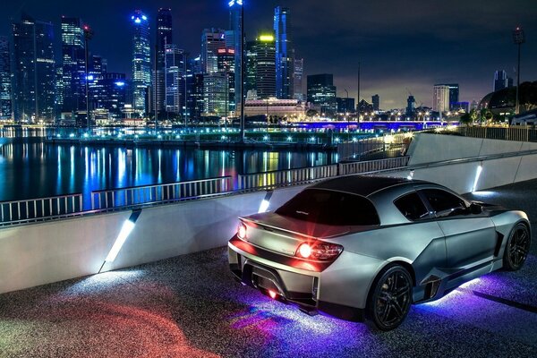 Getunter Mazda rx-8 mit Neonbeleuchtung in der Stadt