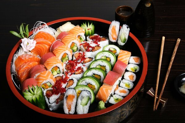 Zestaw sushi z owocami morza różne