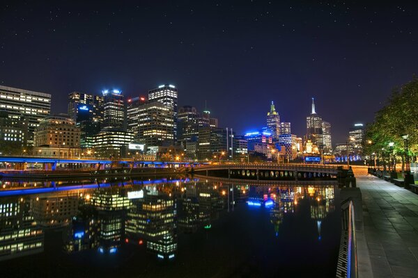 Helles Foto des strahlenden Nachtlichts von Melbourne