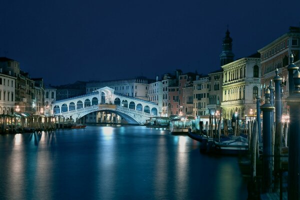 Paisaje nocturno en la ciudad italiana