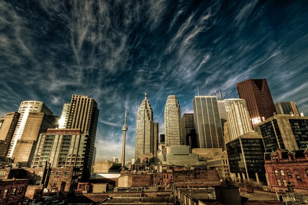 Schöner Himmel über dem kanadischen Toronto