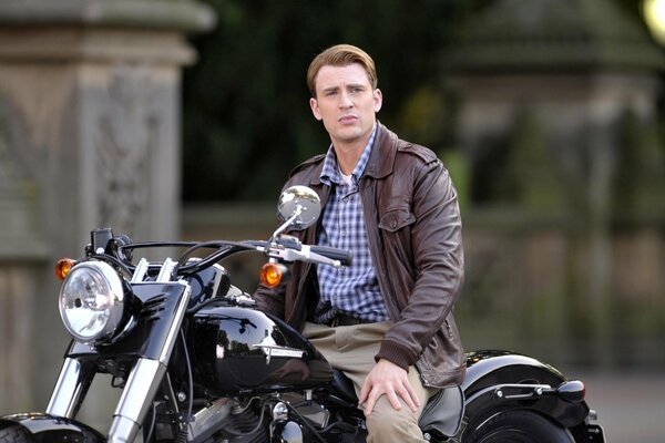 Chris Evans sur une moto noire