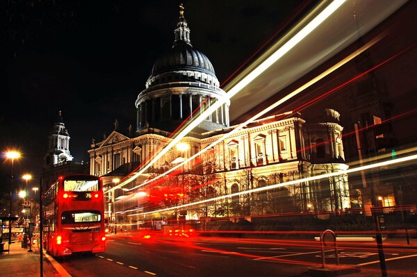 Ein vorbeifahrender Bus fährt nach London am St. Polasavorv entlang