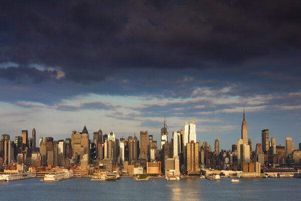 Edificio de nueva York en el fondo del muelle