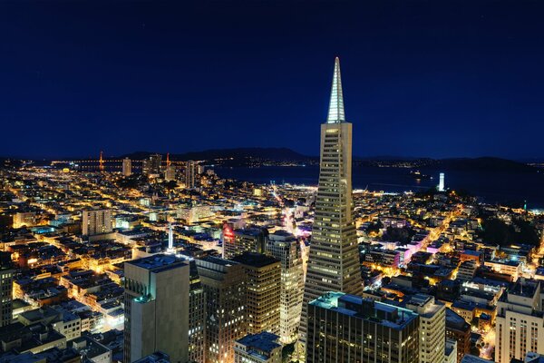 La città di San Francisco è piena di vita notturna