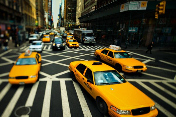 Żółte taksówki na zatłoczonych samochodami ulicach Nowego Jorku