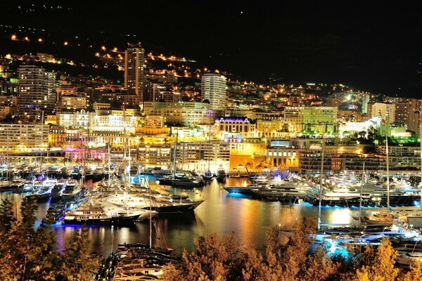 Yachten vor dem Hintergrund der Lichter der Nacht Monte Carlo