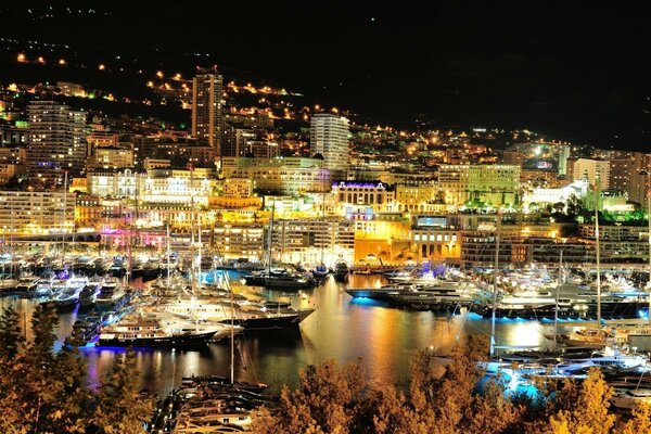 Yachts sur fond de lumières de la nuit Monte Carlo