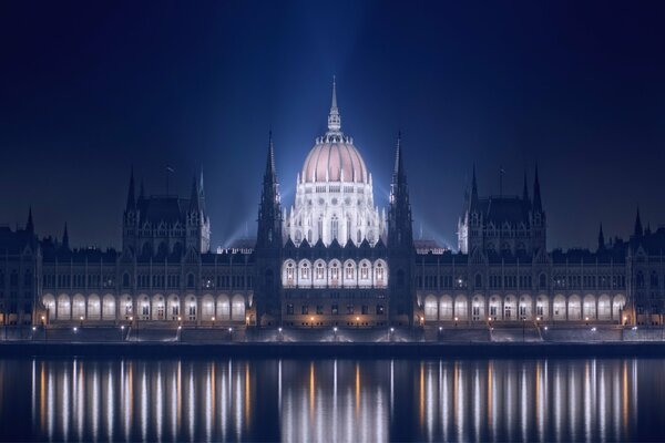 Simmetria e Parlamento. Proporzione rigorosa nelle luci e con retroilluminazione