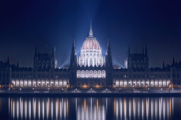 Symetria i Parlament. Ścisła proporcja w światłach i z oświetleniem