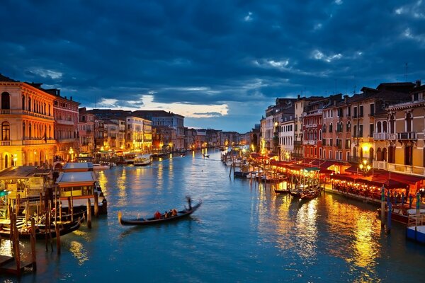 Venezia la sera. Gondole sul canale