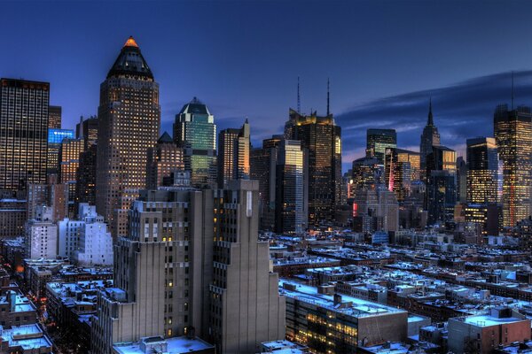 Dunkler Himmel bedeckte Manhattan