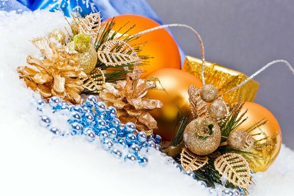 Guirnaldas de Navidad y bolas para la decoración del hogar