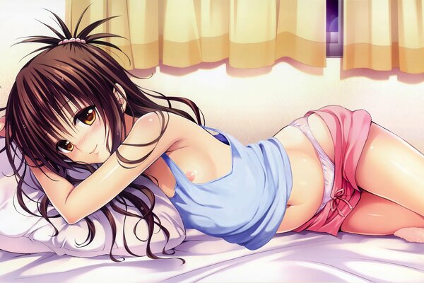 Ragazza in stile anime sdraiata sul letto
