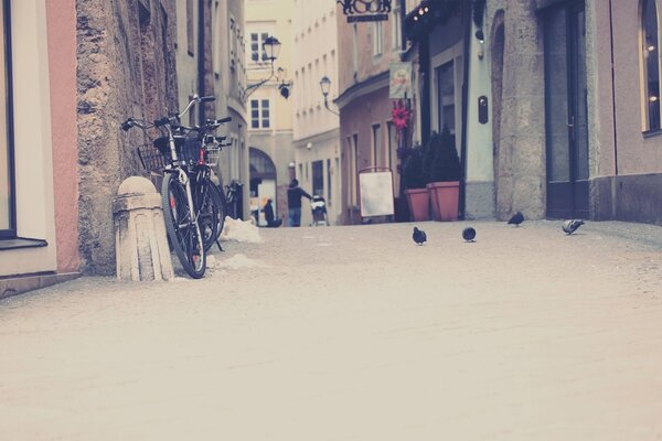 La bici attende il proprietario dal negozio