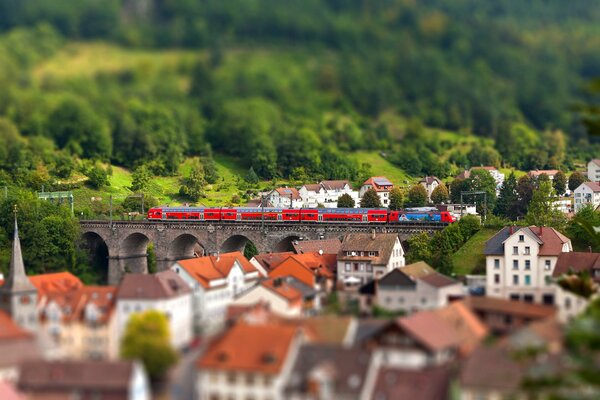 Pont dans une petite ville à travers laquelle le train va