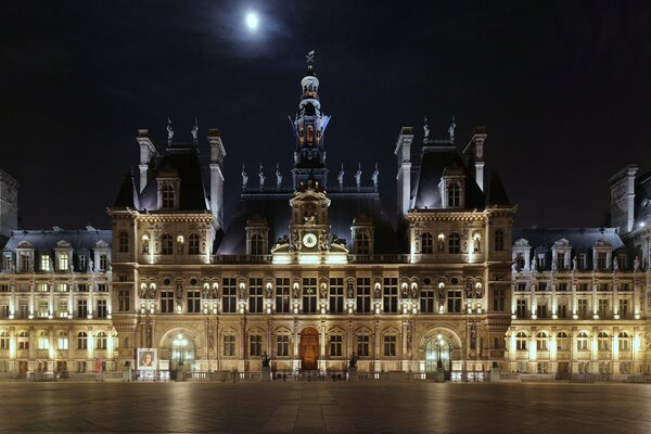 Incandescente nelle luci notturne dell Hotel De Ville in Francia t