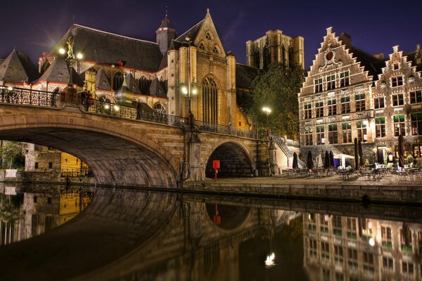 Belgische Brücke bei Nacht