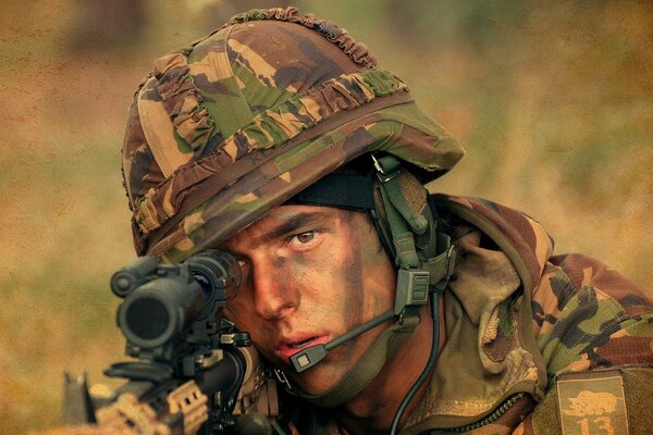 Joven soldado francotirador en uniforme