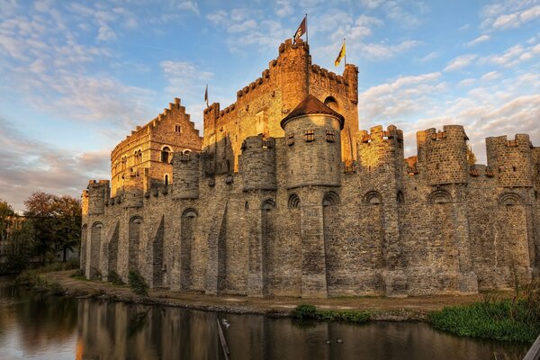 Belgisches Schloss in der Nähe des Grabens