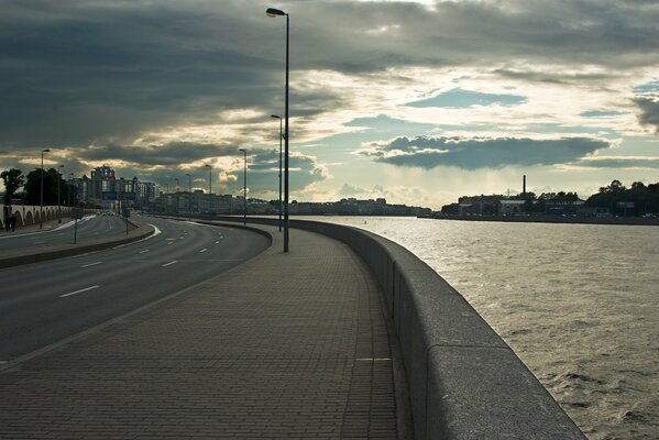 Abendpromenade am Ufer der Newa in St. Petersburg