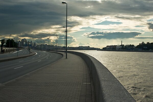 Wieczorna promenada nad brzegiem Newy w Sankt Petersburgu