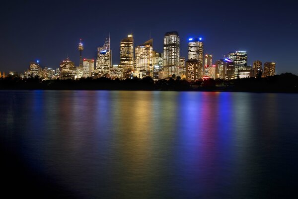 Le centre commercial skyline émet des reflets réfléchis dans l eau