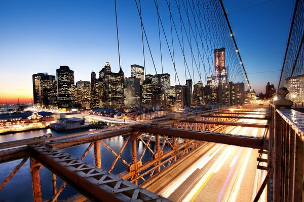 Puente en la luz de las linternas, casa y edificio en las luces