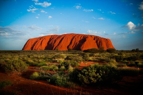 Roccia in Australia. Cielo blu