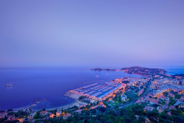 Tit sur la côte de l océan avec des yachts