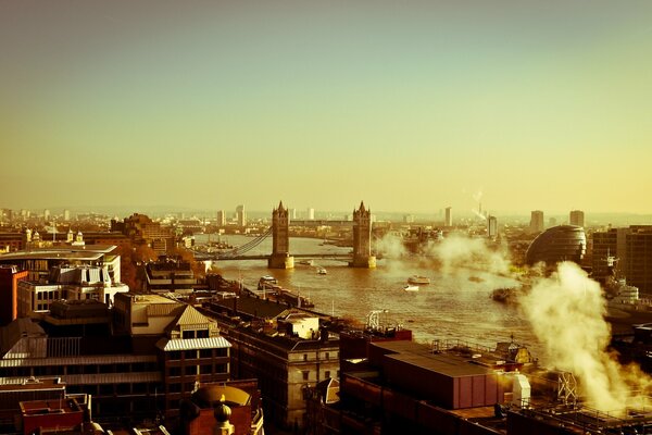 El famoso puente de la torre de Londres