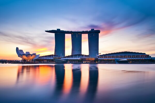 Edificios del hotel en Singapur al amanecer