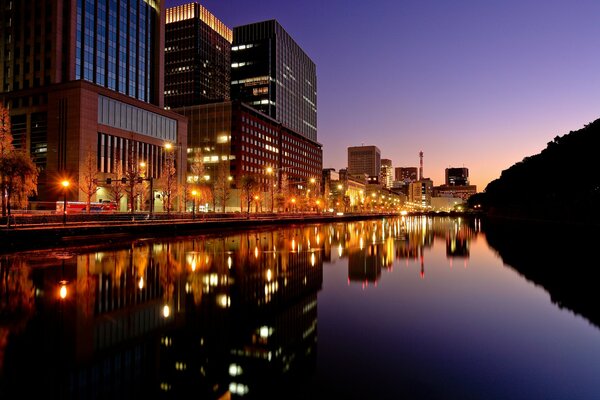 Wieczorne światła Tokijskie w odbiciu rzeki