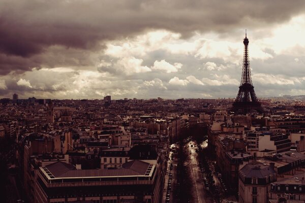 Grauer, düsterer Himmel über dem Eiffelturm in Paris