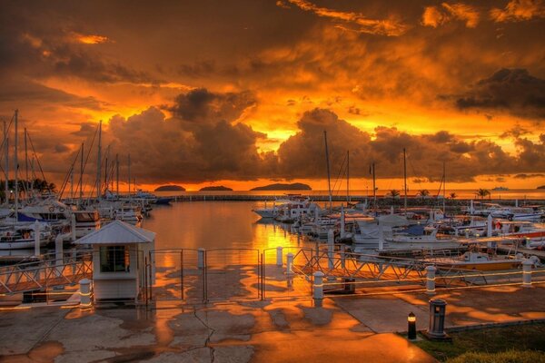 Quai sur fond de coucher de soleil, la mer et les nuages