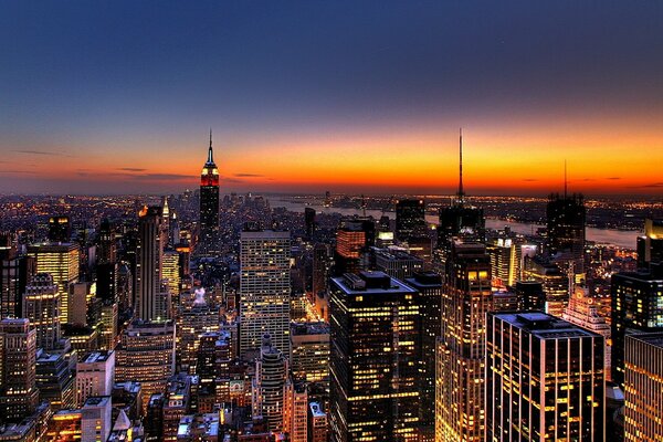 Edificios nocturnos de la ciudad de nueva York