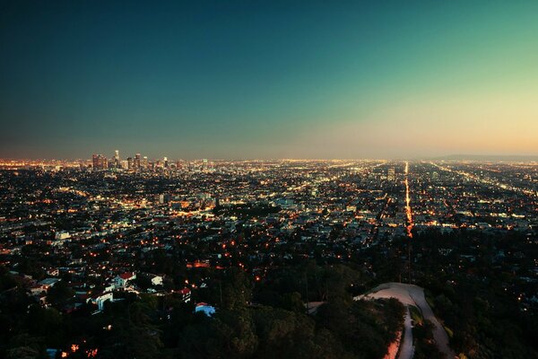 Los Angeles o zachodzie słońca oświetla miasto światłami