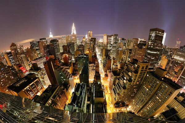 Widok na panoramę Manhattanu z wieżowca