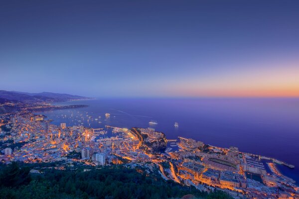 Puesta de sol en el fondo de la costa de la ciudad