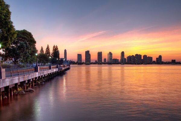 Coucher de soleil sur la rivière Hudson de New York