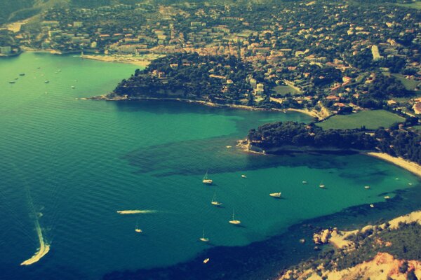 Bahía de color inusual desde las alturas