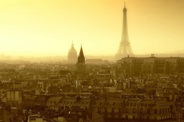 Tour Eiffel dans le brouillard de l aube