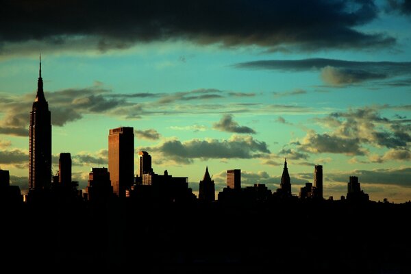 Cielo misterioso sopra la bellissima New York