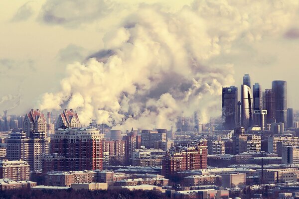 Städtischer grauer Smog über der Metropole